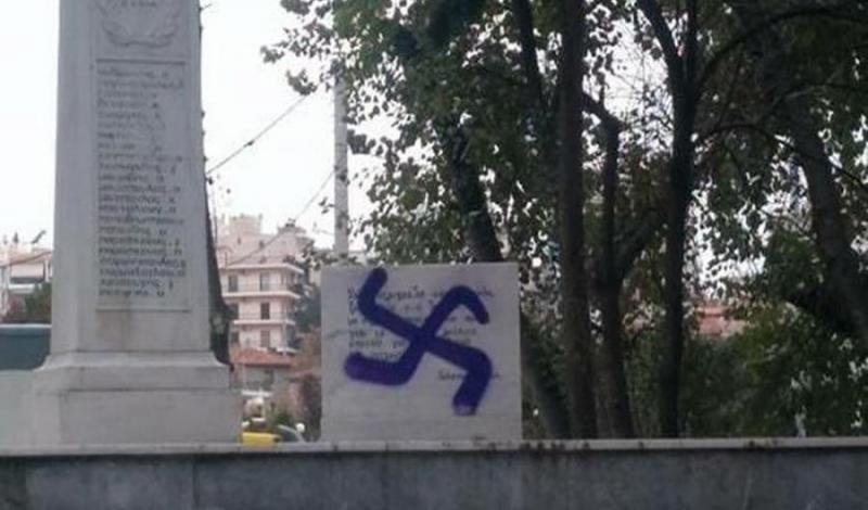 βεβηλώνοντας το μνημείο του μπλόκου της Καλογρέζας