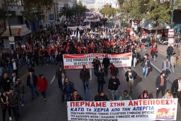 Η ογκώδης συγκέντρωση και πορεία του ΠΑΜΕ στέλνει μήνυμα κλιμάκωσης