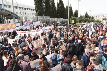 Βίντεο και φωτογραφίες από την σημερινή μαζική κινητοποίηση στο Υπ.Παιδείας